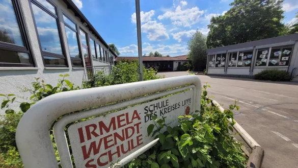 Die Schule ist in einem Geb&auml;ude aus dem Jahr 1965 untergebracht, das im Jahr 1989 durch einen Neubau erg&auml;nzt wurde. In der Irmela-Wendt-Schule fehlt Platz. - &copy; Astrid Sewing,Astrid Sewing