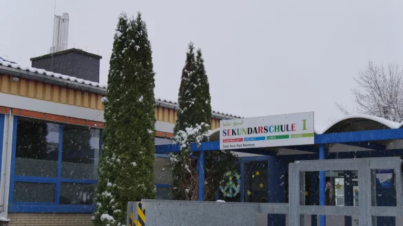 Auf dem Geb&auml;ude der Sekundarschule ist der Schornstein der Holzhackschnitzelheizung zu sehen, die Teile des Schulzentrums mit W&auml;rme versorgt. Die Eisenkonstruktion rechts im Bild der der Zugang zum Bunker f&uuml;r die Holzreste. - &copy; Jost Wolf