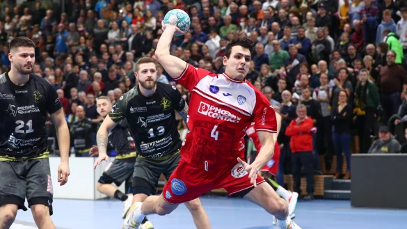 Immer wieder schlich sich Samuel Zehnder an den Dresdener Kreis und erzielte sechs Tore zum Lemgoer Weiterkommen. - &copy; Michael Taeger/Jan Huebner