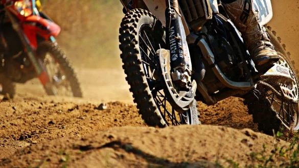 Einer Zivilstreife war der Motocrossfahrer bei Warburg aufgefallen. - © (Symbolbild) Pixabay/rihaij