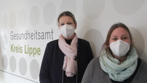 Kerstin Ahaus (l.), Leiterin des Gesundheitsamtes im Kreis Lippe, und Janine Tölle, Leiterin des Kinder- und Jugendärztlichen Dienstes im Gesundheitsamt Lippe. - © Carolin Nieder-Entgelmeier