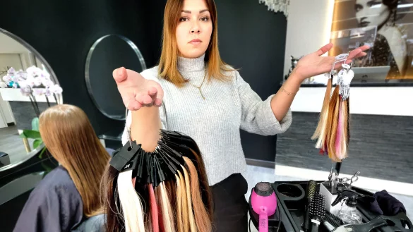 Eine Kundin hat sich im Salon von Friseurmeisterin Aylin B&ouml;l&uuml;kbas eine kostspielige Haarverl&auml;ngerung verpassen lassen, aber nie daf&uuml;r gezahlt. - &copy; Andreas Fr&uuml;cht