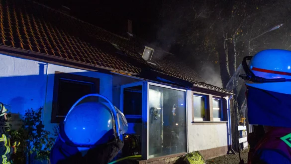 Bei einem Brand in Porta Westfalica ist eine Person verstorben. - © Feuerwehr Porta/Michael Horst