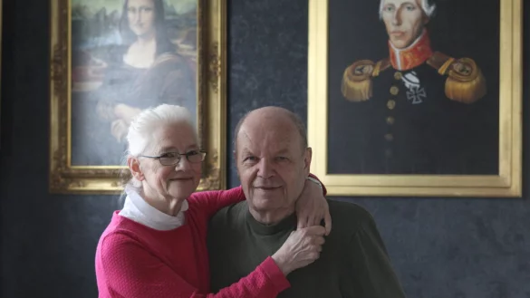 Maria und Wolfgang Mies sind in ihrem Zuhause in G&uuml;tersloh von vielen Kunstwerken umgeben. Sie genie&szlig;en nach drei Schlaganf&auml;llen ihre gemeinsame Zeit. - &copy; Carolin Nieder-Entgelmeier