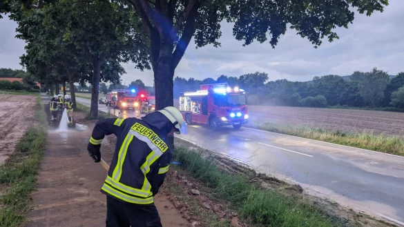 Auf der B66 hat sich nach einem Starkregen das Wasser gesammelt. - &copy; Freitag TV