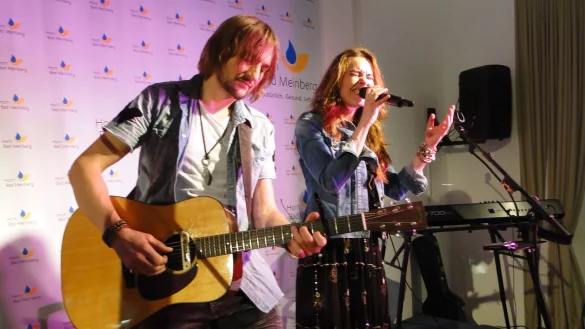 Amy McKay singt, Ryan Leon begleitet sie verz&uuml;ckt auf der Gitarre: Das Duo "Birds of a Feather" bietet seinem Publikum im Foyer des Kurgastzentrums popul&auml;re Folk-Lieder. (Foto: Hajo G&auml;rtner) - &copy; Hajo G&auml;rtner