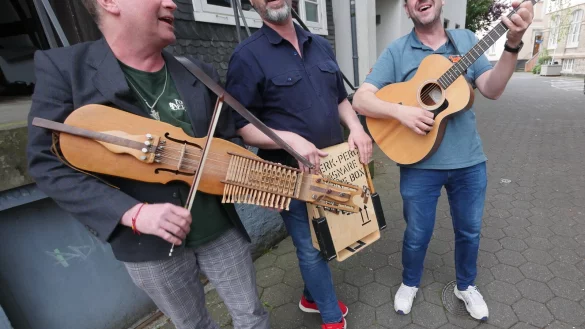 Vor dem Probenraum in der Meierstra&szlig;e 14 gibt das Duivelspack dem Fotografen spontan ein kleines Stra&szlig;enkonzert. Daniel Wahren spielt Tastenfidel, Arne Heger Caj&oacute;n und Marcus Linnemann Gitarre (von links). - &copy; Jost Wolf