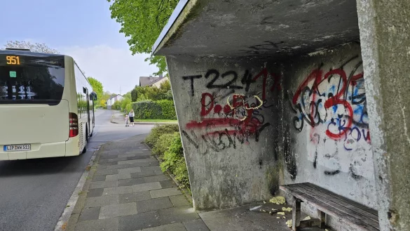 Es ist nicht gerade einladend, sich am Neud&ouml;rnweg im Warteh&auml;uschen unterzustellen. Da soll sich was tun. - &copy; Astrid Sewing