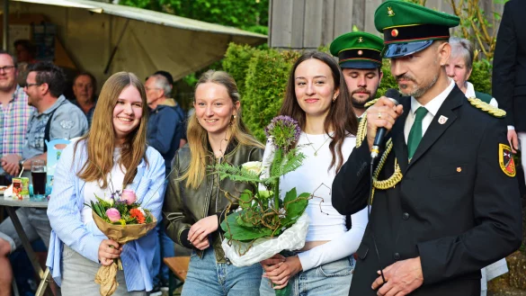 Ein Jungsch&uuml;tzinnen-Trio bildet in diesem Jahr den Thron: Rieke Loke, Amelie und Lina Koch. Daneben Oberst Daniel Koch (von links). - &copy; Nicole Ellerbrake