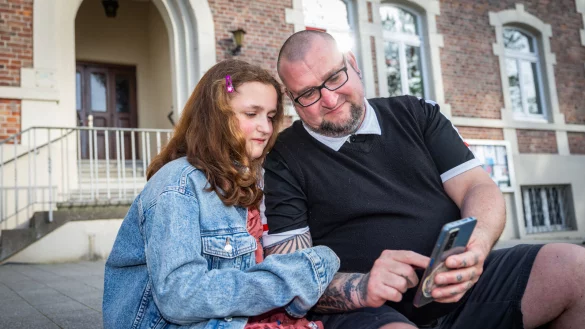 Udo Janssen und seine 10-j&auml;hrige Tochter Lenja suchen eine Wohnung in Bielefeld. Bisher leben die beiden auf 42 Quadratmetern - keine L&ouml;sung auf Dauer. - &copy; Sarah Jonek Fotografie