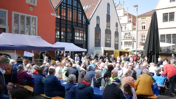 Ruckzuck f&uuml;llen sich beim Hansefr&uuml;hst&uuml;ck die Tische, so wie auf diesem Foto aus dem vergangenen Jahr. - &copy; Alte Hansestadt Lemgo