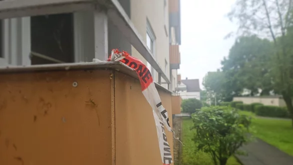 Ein letztes St&uuml;ck Flatterband erinnert an den Tatort im Iltisweg. - &copy; Janet K&ouml;nig