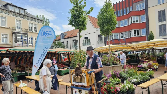 Sieglinde Ullmann besucht gerne den Wochenmarkt in Lage. Als Hans-Dieter Stieber mit seinem Leierkasten vorbeikommt, kommt sie mit ihm ins Gespr&auml;ch. - &copy; Astrid Sewing