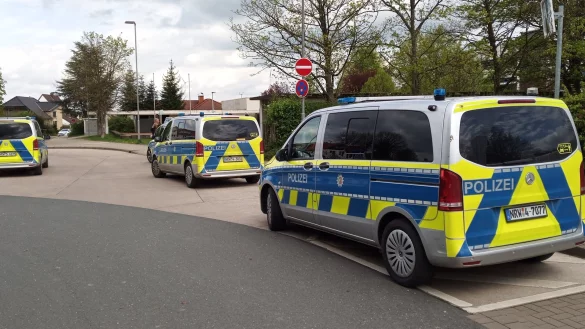 Ein Gro&szlig;aufgebot aus Polizei und anderen Kr&auml;ften sichert am 15. April das Gel&auml;nde des Schulzentrums in B&ouml;singfeld. Auch Seelsorger werden sp&auml;ter dazu gerufen. - &copy; Jens Rademacher