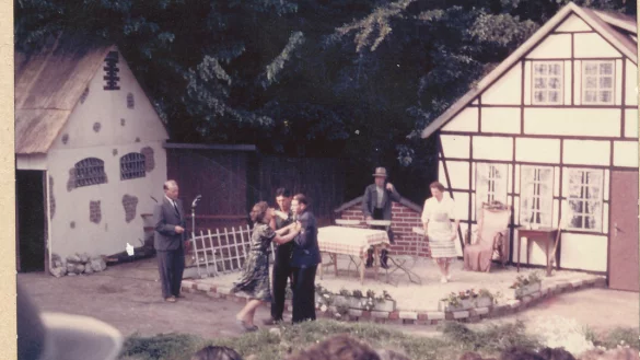 1960 f&uuml;hrt die Freilichtb&uuml;hne die Kom&ouml;die "Das H&ouml;rrohr" auf. - &copy; Bildrechte: Freilichtb&uuml;hne Bellenberg