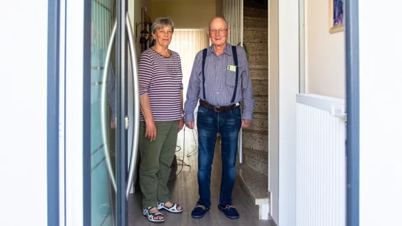 Christel und Klaus-Dieter D&uuml;sterwald sind gl&uuml;cklich, dass sie nach dem Starkregen vor einem Jahr nun wieder in ihr Zuhause in Kl&uuml;t zur&uuml;ckkehren konnten. - &copy; Raphael Bartling