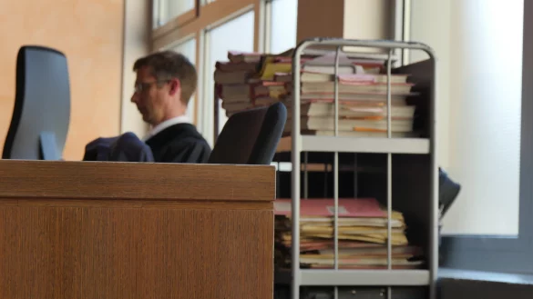 Hinter Staatsanwalt Bj&ouml;rn Heidberg stapeln sich die Aktenberge zum Fall. Es geht um einen mutma&szlig;lichen Millionenbetrug mit gef&auml;lschten Handelsregisterrechnungen. - &copy; Janet K&ouml;nig