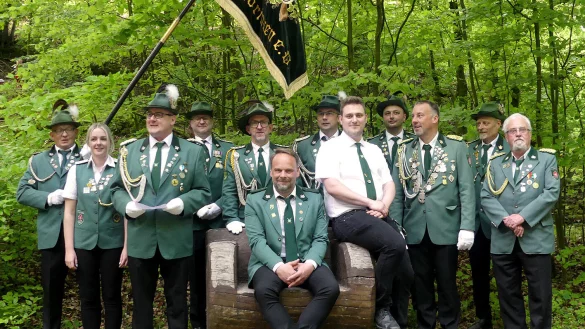 Der Sch&uuml;tzenk&ouml;nig f&uuml;r das Jahr 2025, Sebastian Loke (auf dem Thron) mit Marcel Rinsche, Jungsch&uuml;tzenk&ouml;nig f&uuml;r das Jahr 2024, wird von Oberst Christoph K&ouml;nig (3. von links) verk&uuml;ndet. Es freuen sich mit ihm Vorsitzender Maik Hagemeyer (3. von rechts), Ehrenvorsitzender Paul K&ouml;ster (1. von rechts) sowie weitere W&uuml;rdentr&auml;ger. - &copy; Rudi Rudolph