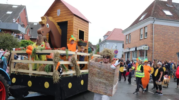 An fantasievollen Verkleidungen und Mottowagen mangelte es beim traditionellen Umzug beim Dorffest Helpup auch diesmal nicht. Foto: Knut Dinter - &copy; Knut Dinter