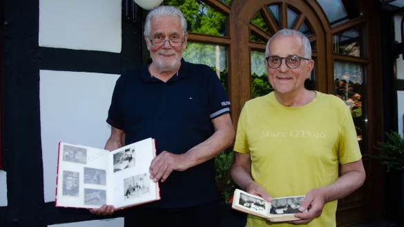Hartmut (links) und Ulli Kramer sind zwei Enkel von August Dingersen. Sie verf&uuml;gen &uuml;ber viele Fotos aus dem Leben ihres Gro&szlig;vaters, dessen politisches Wirken f&uuml;r den Ortsteil W&uuml;sten jetzt posthum geehrt und ein Platz im Ort nach ihm benannt wird. - &copy; Georg K&auml;lble