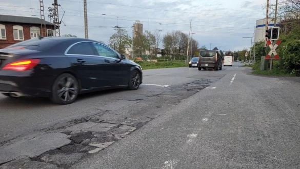 Die Stra&szlig;e am Bahn&uuml;bergang hinter dem Marktkauf ist eigentlich nur noch eine Aneinanderreihung von Schlagl&ouml;chern und Flickwerk. Das soll sich &auml;ndern, und nicht nur am Bahn&uuml;bergang an der Heidenschen Stra&szlig;e stehen Arbeiten an. - &copy; Astrid Sewing