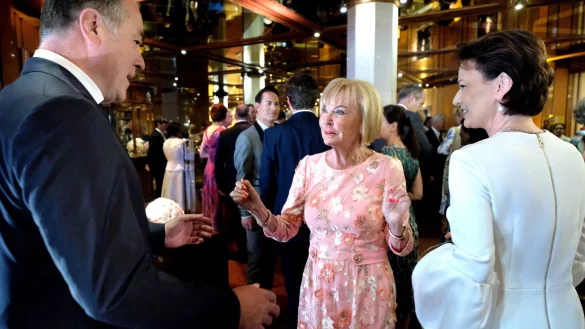 In bester Stimmung: Liz Mohn begr&uuml;&szlig;te ihre G&auml;ste im Foyer des Parkhotels, hier Clemens und Margit T&ouml;nnies. - &copy; Andreas Fr&uuml;cht