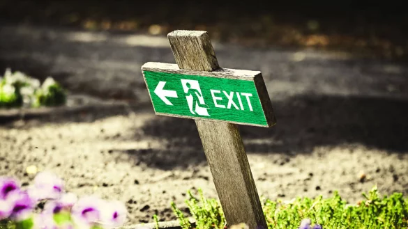 Neuer Rekord: Zum zweiten Mal in Folge sind mehr Kirchenmitglieder ausgetreten als verstorben. - &copy; IMAGO/Christian Ohde