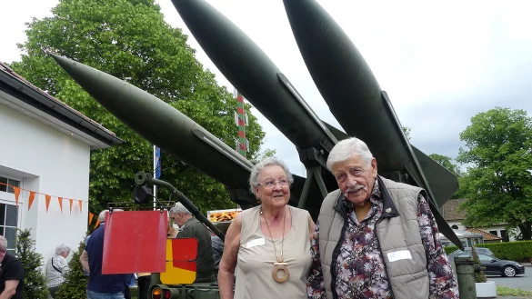Joop Visser und seine Frau An Visser-Leenders an einer Lafette der Hawk-Luftabwehrraketen, an denen er in seiner Dienstzeit eingesetzt war. - &copy; Rudi Rudolph