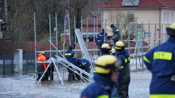Einsatzkräfte des THWs Lemgo halfen auch beim jüngsten Hochwasser in Rinteln. Jetzt hofft der Ortsverband selbst auf Hilfe. - © Freitag TV