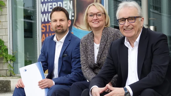 Nach wie vor herausfordernde Zeiten f&uuml;r die lippische Wirtschaft: IHK- Pr&auml;sident Volker Steinbach (rechts), IHK-Hauptgesch&auml;ftsf&uuml;hrerin Svenja Jochens (Mitte) und Timm L&ouml;nneker, Referent bei der IHK Lippe, stellten den aktuellen Konjunkturlagebericht vor. - &copy; Axel B&uuml;rger