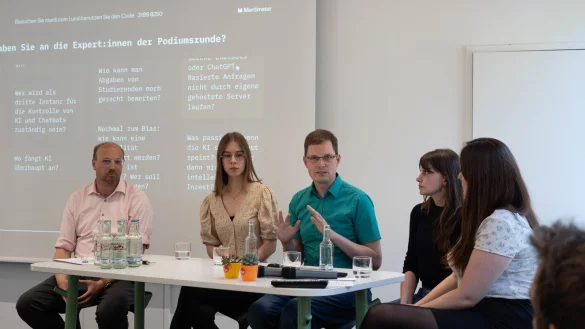 Diskutieren über Stärken und Gefahren von KI: Thorsten Engelhart (von links), Anna Schlutter, Prof. Dr. Markus Lange-Hegermann, Anna-Lena Büker und, Katrin Thaler. - © TH OWL