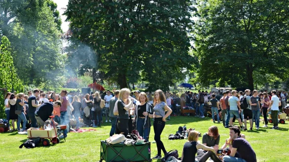 2017 durfte im Abteigarten noch gefeiert werden - inzwischen sperrt die Stadt den Park hinter der Alten Abtei zum "Vatertag" ab. - &copy; Archivfoto: Tanja Watermann