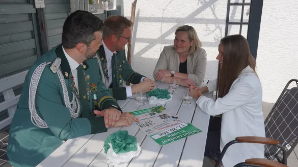 Vor dem gro&szlig;en Fest gibt es noch einiges zu besprechen: Prinzessin Kerstin Milchberger (von rechts), Sch&uuml;tzenk&ouml;nigin Luisa Wiechers, Sch&uuml;tzen-Vorsitzender Sascha Gol&uuml;ke und Major Tobias Schl&uuml;ter sitzen im Garten des K&ouml;nigspaares. - &copy; Michaela Wei&szlig;e
