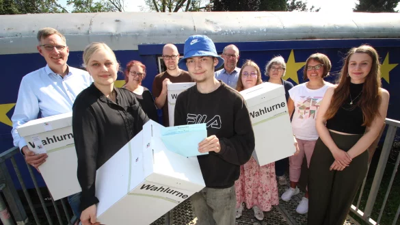 Sie rufen Jugendliche an die Urne - und Shane Jacoby (18) aus D&ouml;rentrup wirft symbolisch einen Stimmzettel ein: Jochen Brunsiek (Kulturstellwerk Nordlippe, von links), Johanna Ancutko (Evangelische Jugend Lippe), Kerstin Brinkmann (Komm Barntrup), Sebastian Fritzemeier (Jukulex Extertal), Peter Wehrmann (Sekundarschule Nordlippe), Marleen Masnata (D&ouml;rentruper Jugendarbeit), Gabriele Schmuck, Anne H&ouml;lscher (beide Gymnasium Barntrup) und Martha Johannsmeier (Kulturstellwerk Nordlippe). - &copy; Jens Rademacher