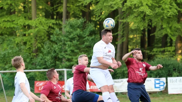Kopfballchance f&uuml;r den Leopoldsh&ouml;hes Marc Reh, der h&ouml;her steigt als die Spieler der SG L&uuml;erdissen-Entrup. - &copy; paul cohen