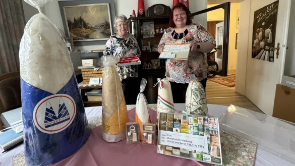 Renate D&auml;mlow (links) und Tochter Anke von Aswege in der eigens f&uuml;r die Zuckersammlung angemieteten Wohnung. - &copy; Sven Kienscherf