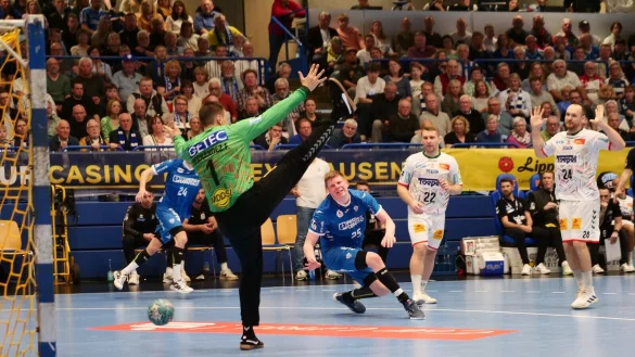 Niels Versteijnen tunnelte Sergey Hernandez und war mit acht Treffern Lemgos Haupttorsch&uuml;tze. - &copy; J&ouml;rg Hagemann