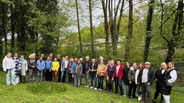 Ehrenamtliche und Vorstandsmitglieder der B&uuml;rgerstiftung trafen sich zum Danke-Grillen in der Papierm&uuml;hle in Berlebeck. - &copy; B&uuml;rgerstiftung Detmold