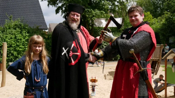 Abdankungsfest mit &Uuml;bergabe des Gerichtsbeils: Kai-J&ouml;rn Rosin, Marktvogt zu Heiden &uuml;bergibt sein Amt dem neuen Marktvogt Edelmann Sebastian von Bielefelde (Bastian Bl&uuml;mel). - &copy; Thomas Kr&uuml;gler