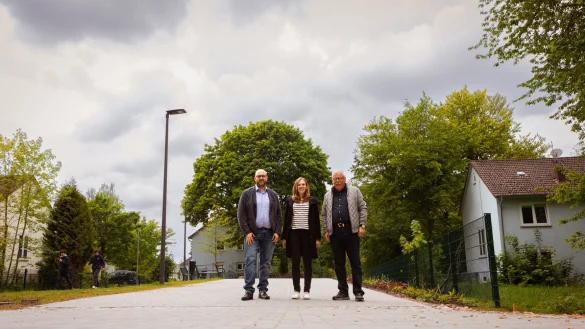 Freuen sich &uuml;ber den neu angelegten Weg, der vom Michaelis-Jena-Weg zur Eckenerstra&szlig;e f&uuml;hrt: Fachbereichsleiter Martin K&ouml;lczer mit Freiraumplanerin Dorothee Lehmeier und Ortsb&uuml;rgermeister Erhard Friesenhan (von links) - &copy; Torben Gocke