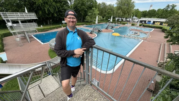 Badebetriebsleiter Sven Prochnow hat mit dem Bega-Bad noch einiges vor. - &copy; Sven Kienscherf