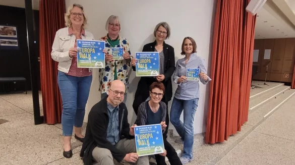 Hoffen auf viele Spazierg&auml;nger, die auf ein Europa in Frieden und Vielfalt setzen: Katharina Kleine Vennekate (von links), Liesel Kochsiek-Jakobfeuerborn, Ulrike Bell, Anja Moldehn und (sitzend) Matthias Altevogt und Ute Koczy vom Aktonsb&uuml;ndnis "Lemgo h&auml;lt zusammen". - &copy; Katrin Kantelberg