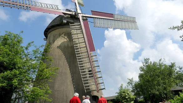 Die Windm&uuml;hle Brink lockte am Deutschen M&uuml;hlentag viele Besucher nach Bentorf. - &copy; Rudi Rudolph