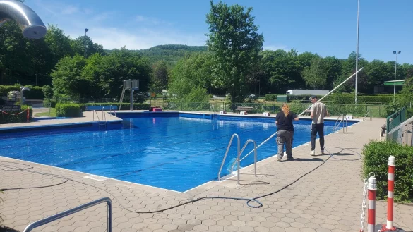Letzte Vorbereitungen: Das Freibad in Elbrinxen ist f&uuml;r die Saison ger&uuml;stet. - &copy; Stadt L&uuml;gde