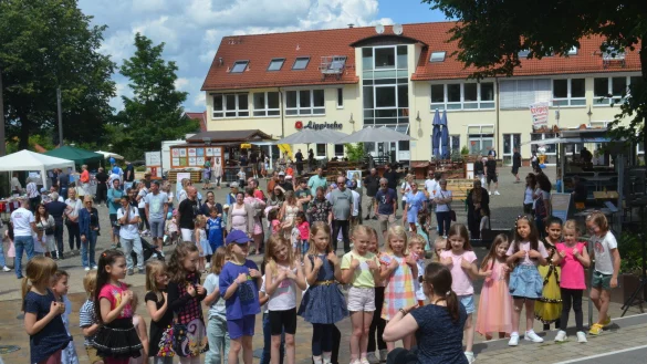 Ein Herz f&uuml;r Europa zeigen die Chorkinder des Grundschulverbands Oerlinghausen beim Auftritt auf dem Europafest unter der Leitung von Musiklehrerin Katharina Wagner. - &copy; Sibylle Kemna