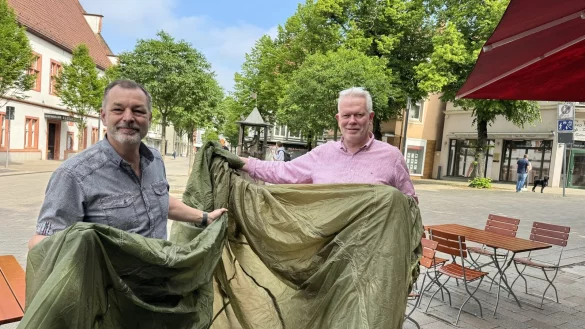 Oliver Siekmann vom Salzufler Stadt-Marketing sowie Jupp Westfeld, Inhaber der Gastst&auml;tte "Lebenslang" und Vertreter der Salzufler Gastronomie (von links), freuen sich auf das anstehende Event. - &copy; Sandra Castrup