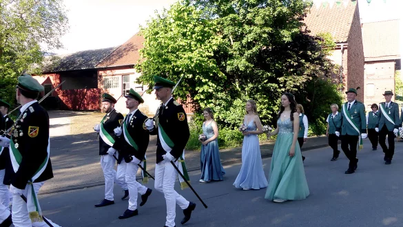 Die drei Jungsch&uuml;tzenk&ouml;niginnen Rieke Loke, Amelie und Lina Koch (von links) marschieren festlich gekleidet im Festumzug mit. - &copy; Rudi Rudolph