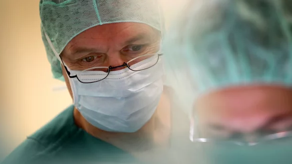 Klinikdirektor Dr. Uwe Werner operiert im Operationssaal. Der scheidende Chefarzt spricht &uuml;ber die zunehmende &Ouml;konomisierung im Krankenhauswesens und benennt deren Nachteile. - &copy; M&uuml;hlenkreiskliniken