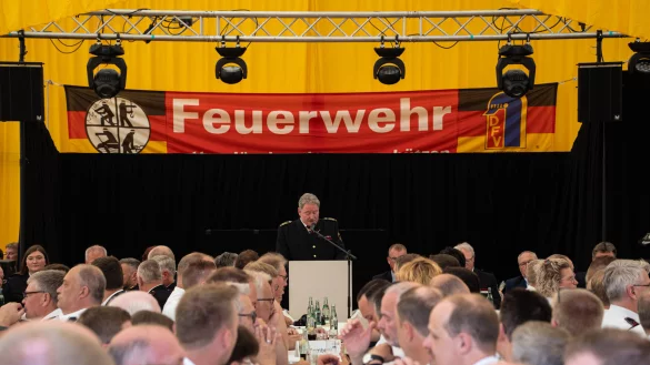 Kreisbrandmeister Wolfgang Kornegger er&ouml;ffnet die Veranstaltung. - &copy; FreitagTV