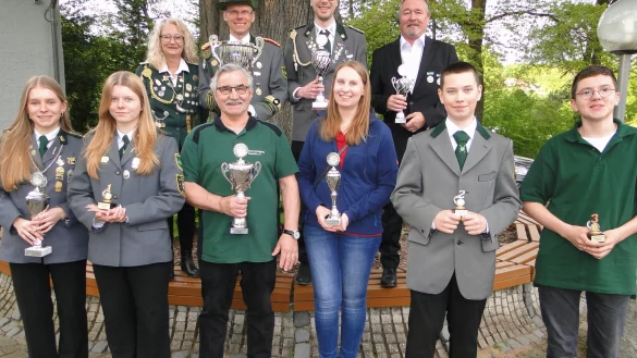 So strahlen Sieger. Die Gewinner des Nordlippe-Pokals der Sportsch&uuml;tzen (von links, vordere Reihe): Emilia und Frieda Drewes, Jeffrey Lewis, Kim Anika Diekmann, John Kran und Julius Hanke. Obere Reihe: Vorsitzende Vanessa Freischl&auml;ger, Oberst Matthias Drewes, Christopher Beni und Alex M&uuml;ller. (Foto: Hajo G&auml;rtner) - &copy; Hajo G&auml;rtner